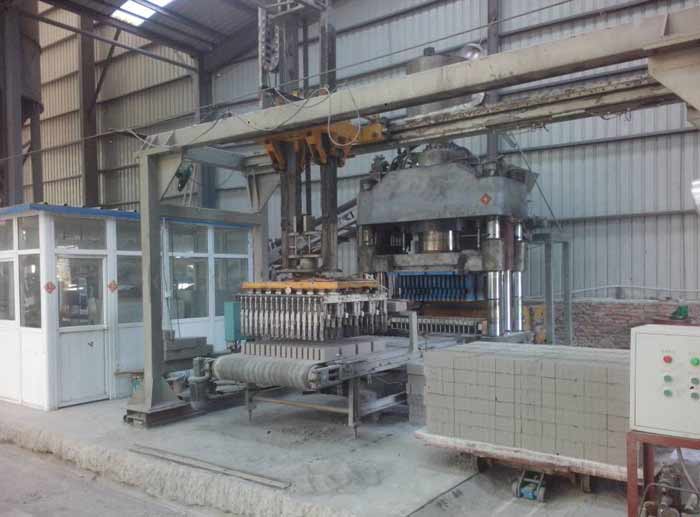貴州畢節灰砂(shā)磚設備靜壓磚機(ji)客戶現場