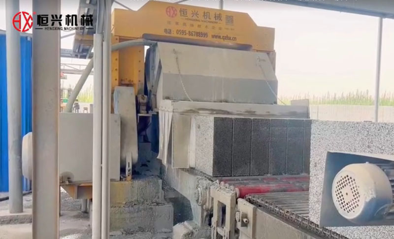 EPS聚苯顆粒砌塊(kuài)生産線新疆客戶(hu)現場